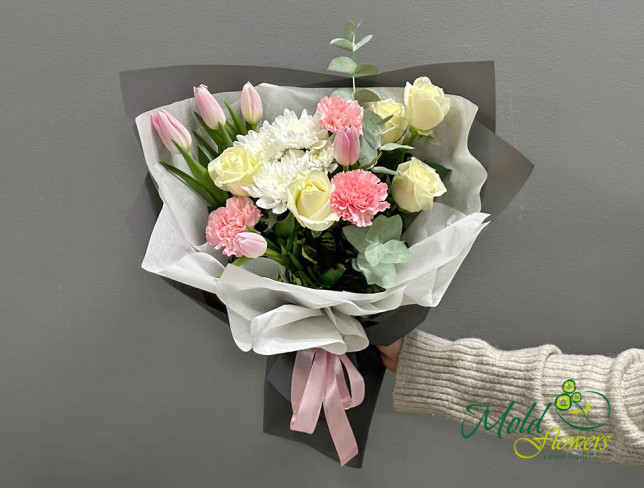 Букет из розовых и белых роз, зеленого гиперикума и розовых тюльпанов фото